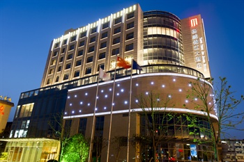 扬州扬鹏锦江大酒店酒店外观夜景图片