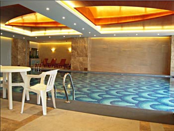 广州礼顿酒店游泳池