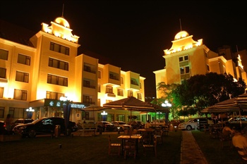 青岛海景花园大酒店酒店外观-夜景图片