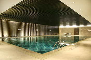 青岛富力艾美酒店游泳池