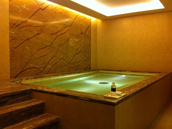 重庆富力凯悦酒店7楼水疗吧的按摩池