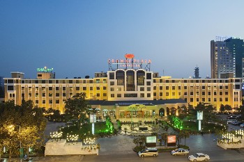 河南中州皇冠假日酒店皇冠主楼外观
